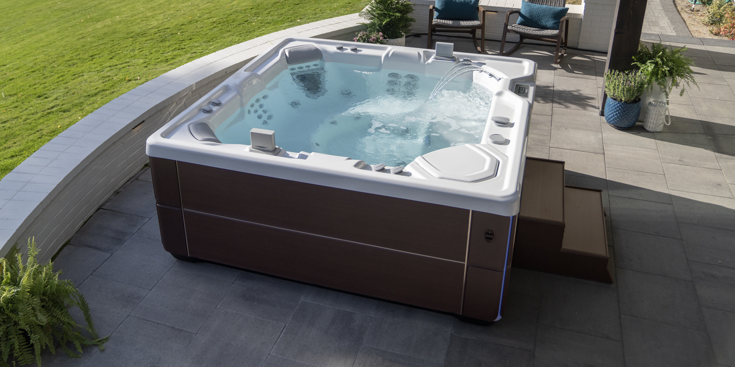 https://www.hotspring.com/wp-content/uploads/2022/03/hot-spring-highlife-vanguard-alpinewhite-java-highview-cspot-2024.jpg