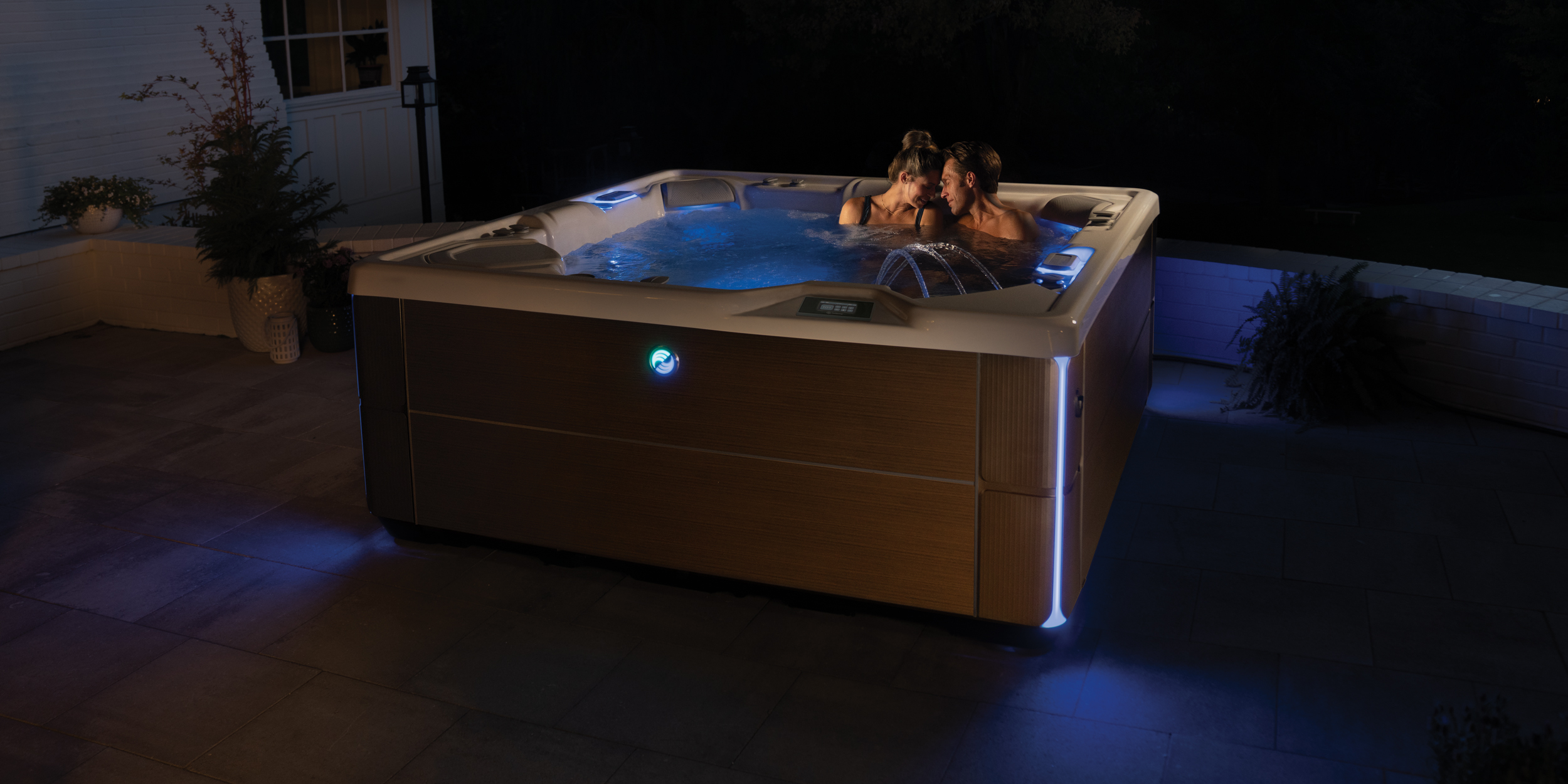 https://www.hotspring.com/wp-content/uploads/2022/03/hot-spring-highlife-vanguard-alpinewhite-java-night-cspot-2024.jpg
